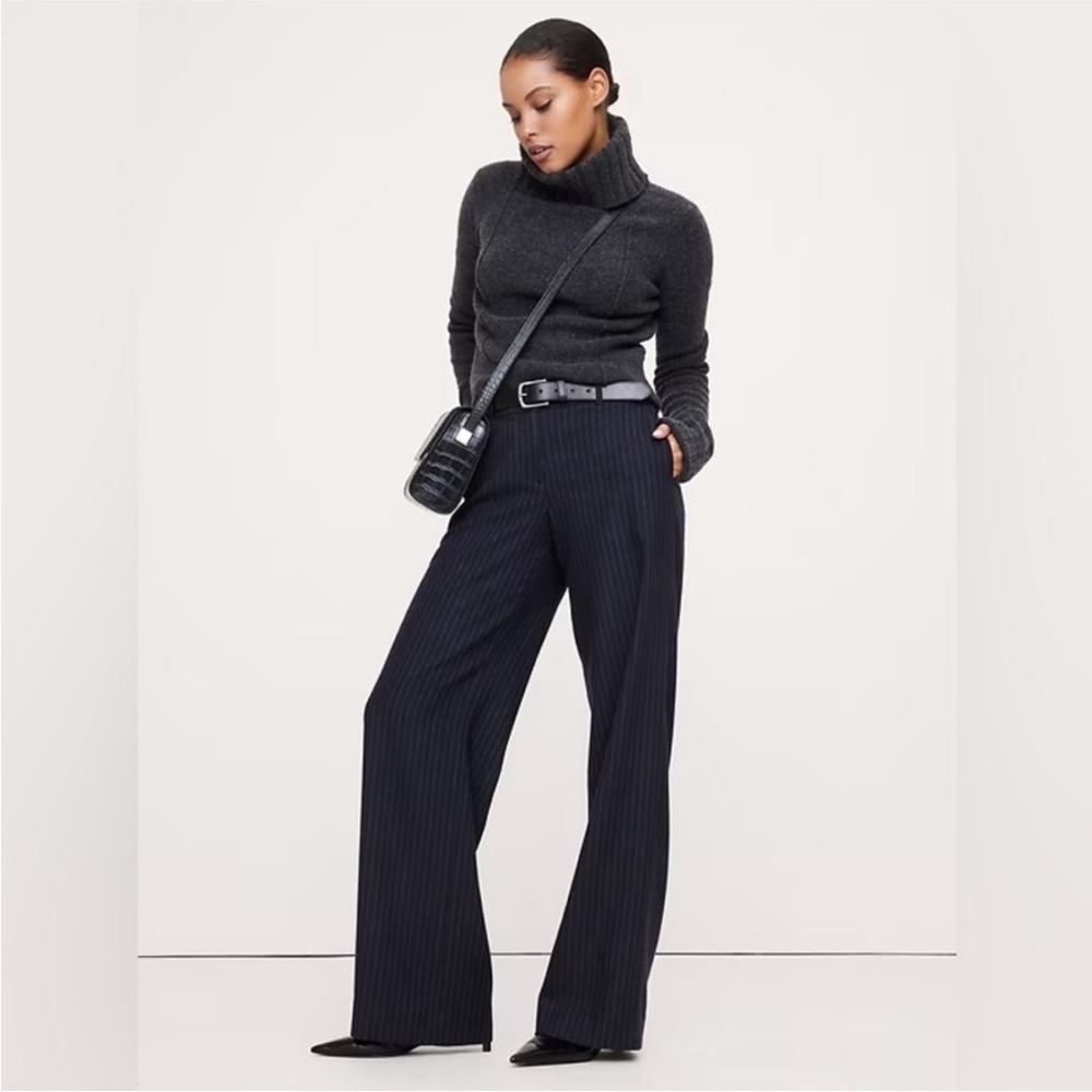 NWT! Banana Republic Navy Blue Stripe Everyday Wide-Leg Pant Flannel - Medium 🖤